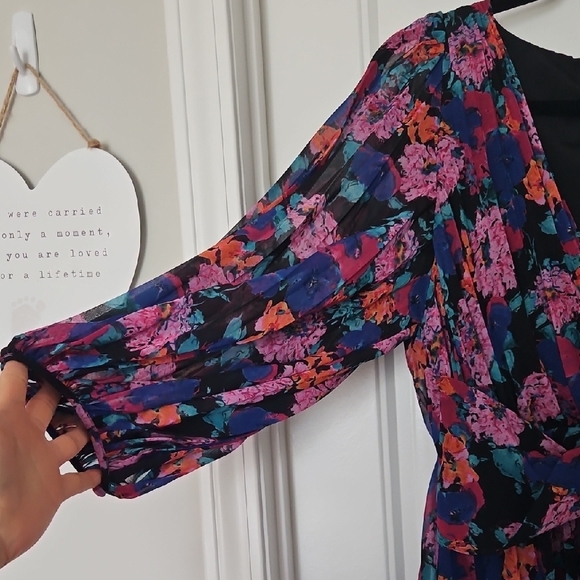 La Maison Talulah Floral V Neck In Size M - Picture 8 of 8